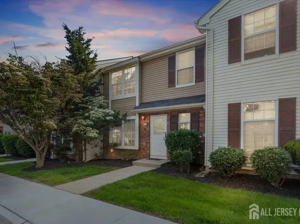 450 Saint Giles Ct, Somerset, NJ 08873
