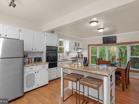 3rd image of 4017 Lawrence Ave