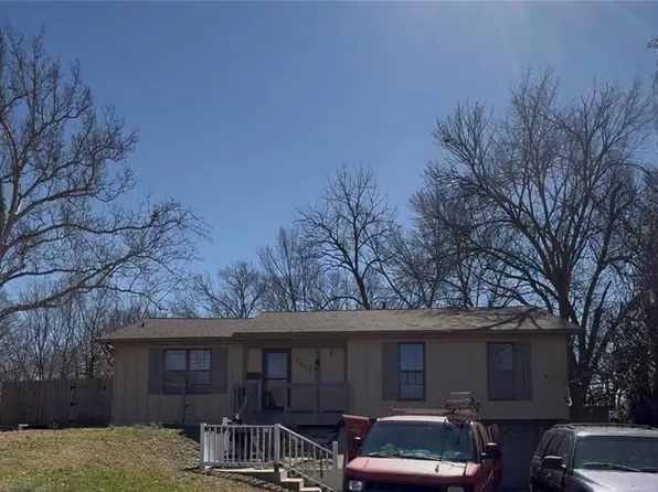 8211 W 57th St, Overland Park, KS 66202