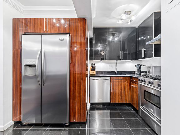 3rd image of 100 W 57th St #3O