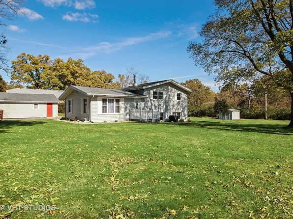 1049 Ash Dr, Saint Anne, IL 60964