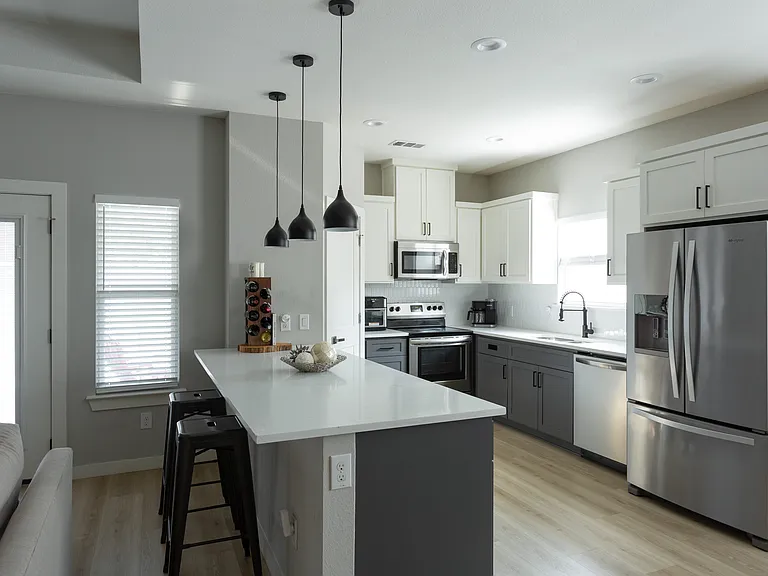 1108 Claude St — Photo 12