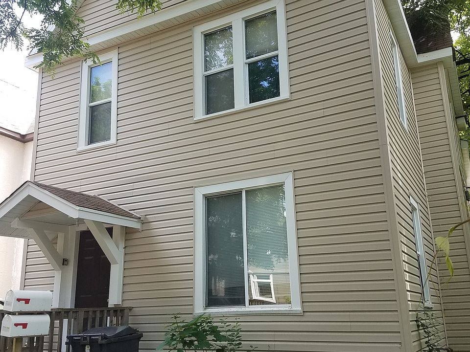 1st image of 1028 28th Ave NE #1