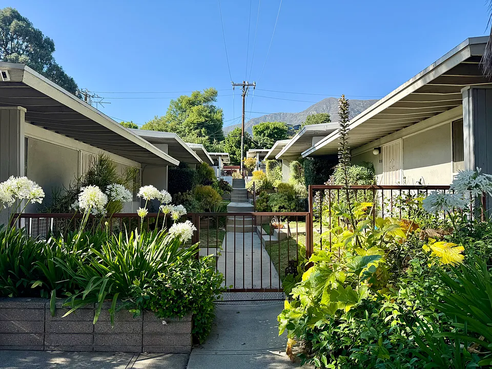 1113 Gravelia St