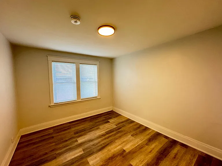 931 Main St E #4 — Photo 23