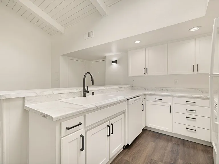 Villa Del Mar Apartments — Photo 42