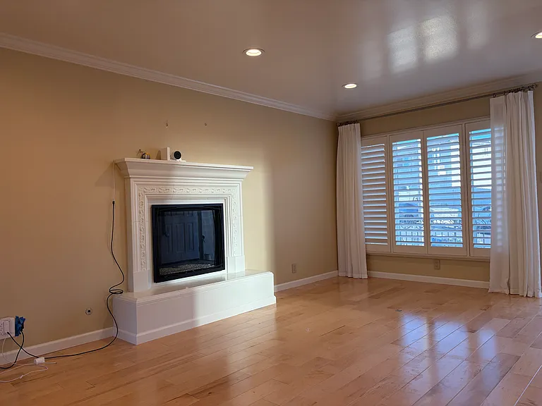 748 Serra Dr — Photo 4