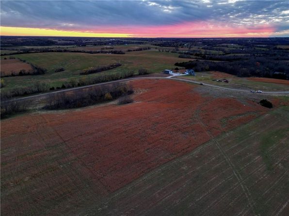 9 Ackerland Rd, Mc Louth, KS 66054