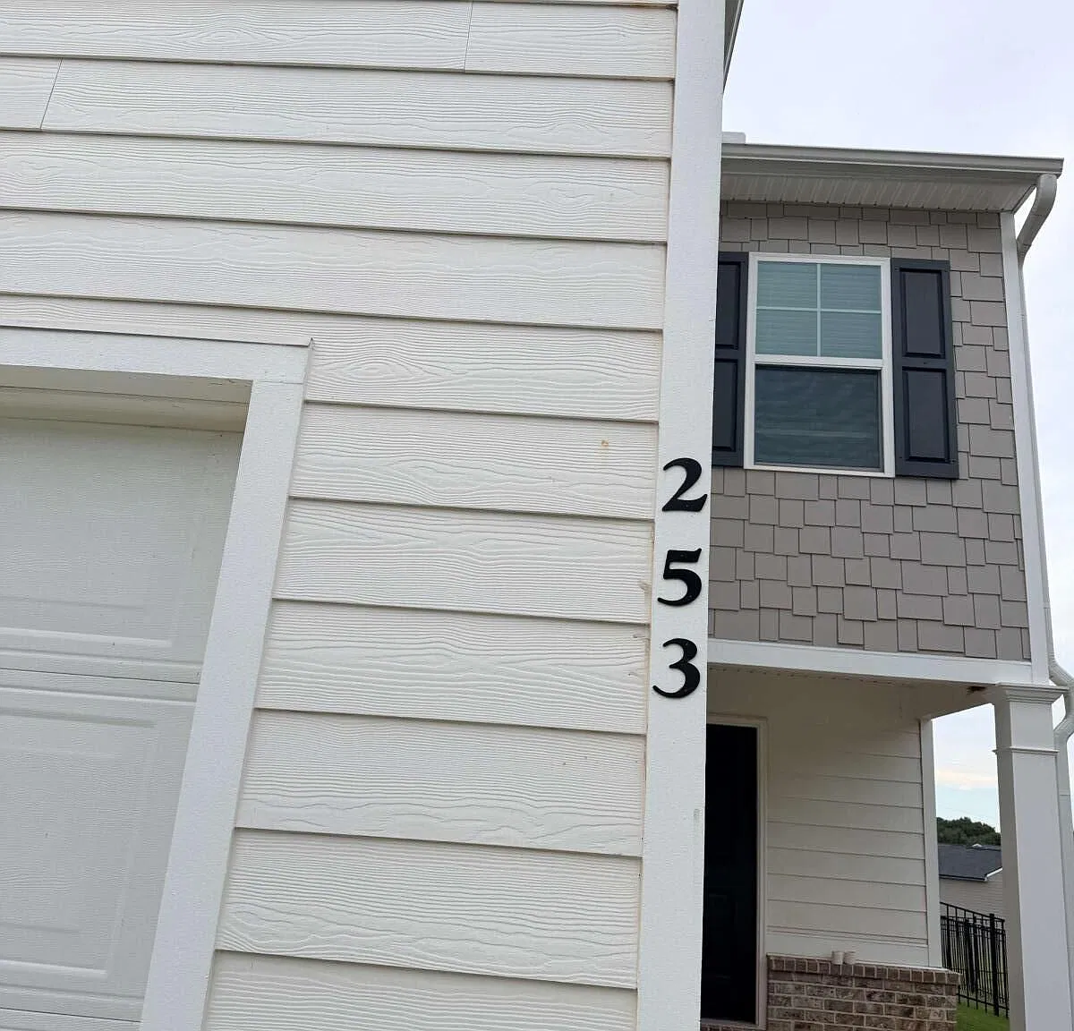 4 bed, 2.5 bath, 1929 sqft, $1,999 — Photo 1