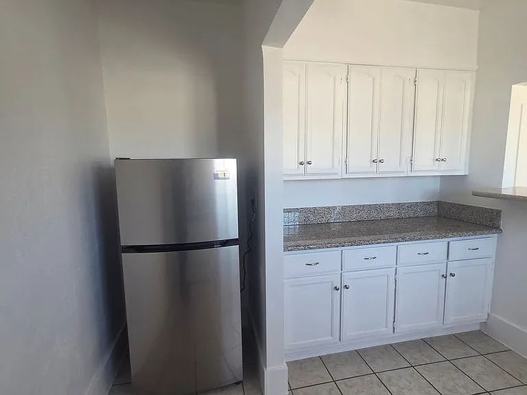 324 E Esther St — Photo 10
