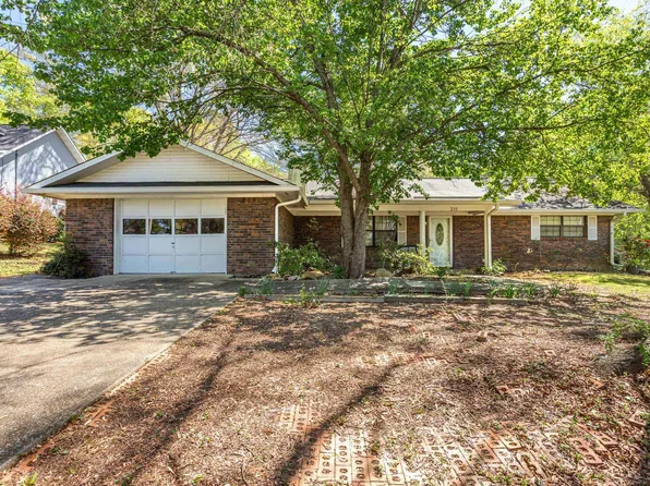 211 Brian St, Talladega, AL 35160
