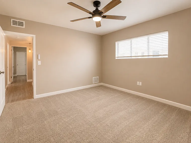 102 W Maryland Ave #C1 — Photo 8