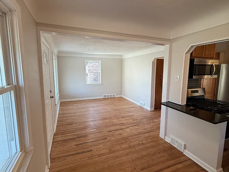 9616 Colwell Ave — Photo 8