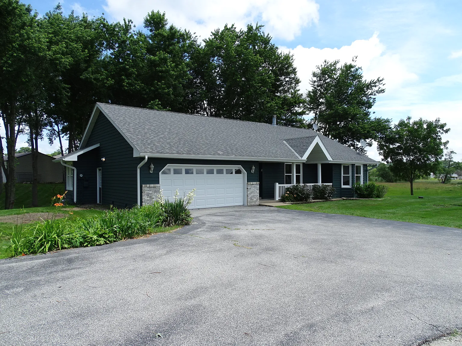 3 bed, 2.5 bath, 1867 sqft, $3,500 — Photo 1