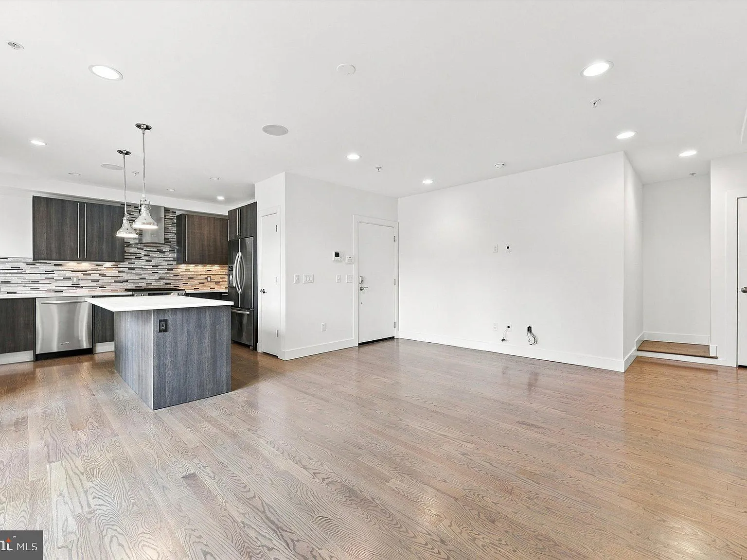 1 bed, 1.5 bath, 907 sqft, $2,600 — Photo 2