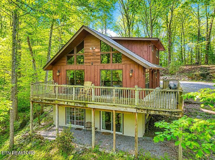 1st image of 425 Hemlock Ln