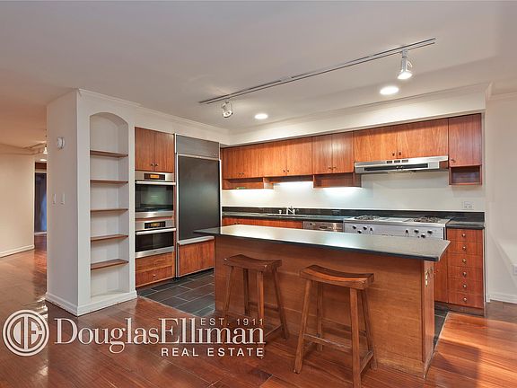 3rd image of 40 W 12th St