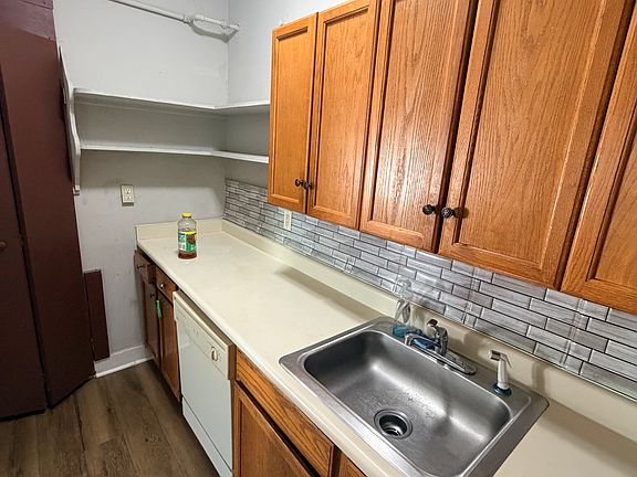5th image of 24 Hallock Ave #3-0