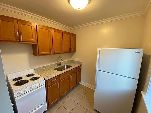 2nd image of 1441 W Howard St APT 316