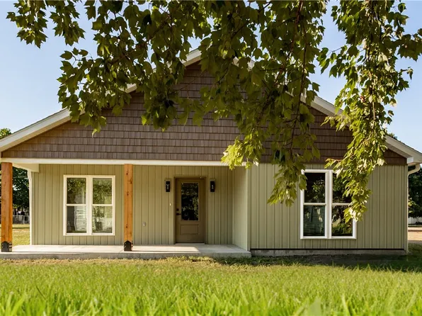 104 E North 2nd St, Findlay, IL 62534