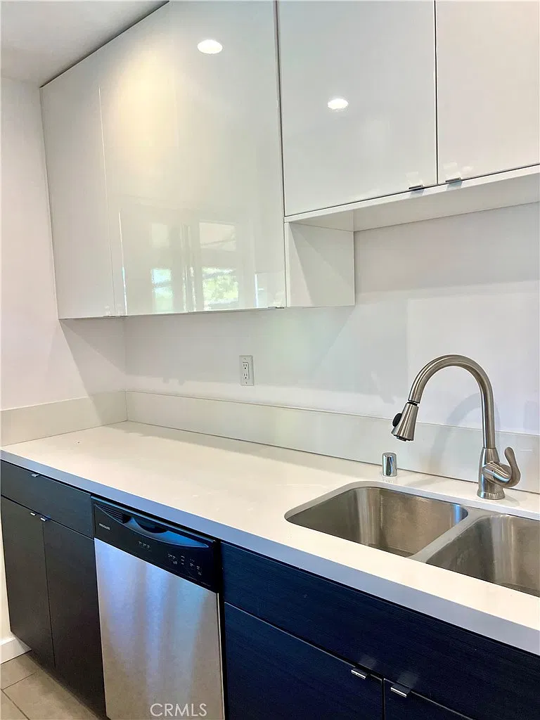 2 bed, 1100 sqft, $3,300 — Photo 4