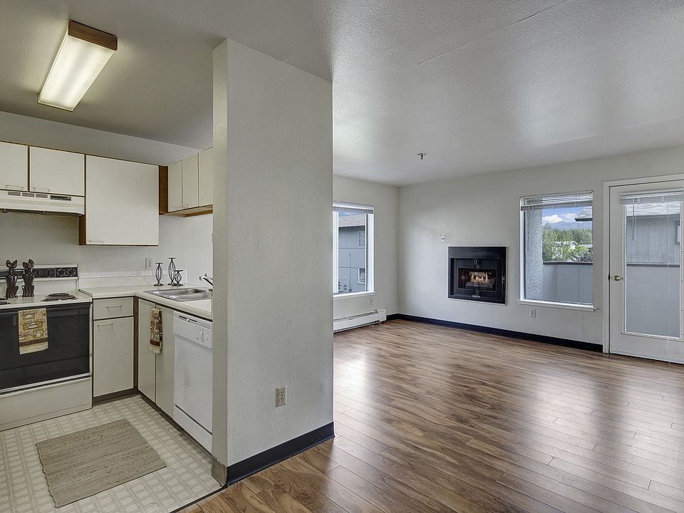 Silver Ridge Apartments - Kitchen and Living Room