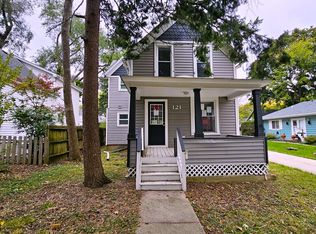 121 4th St, Libertyville, IL 60048