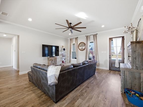 5th image of 825 Holbrook Rd