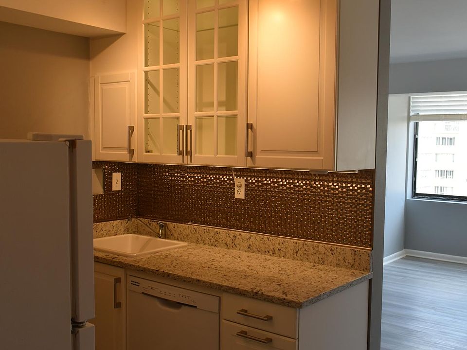 KITCHEN W/DISHWASHER