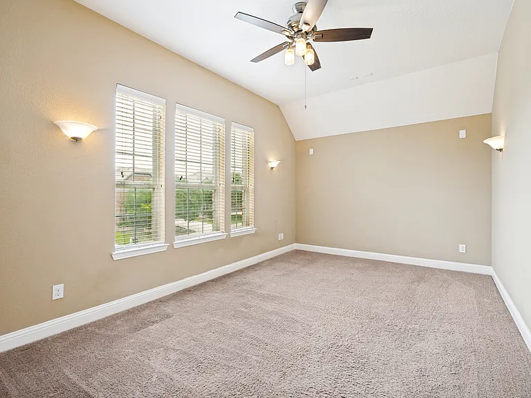 2449 Kingsgate Dr — Photo 8