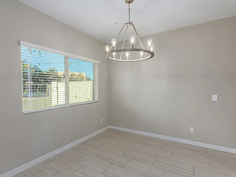 2134 W Harmont Dr — Photo 4