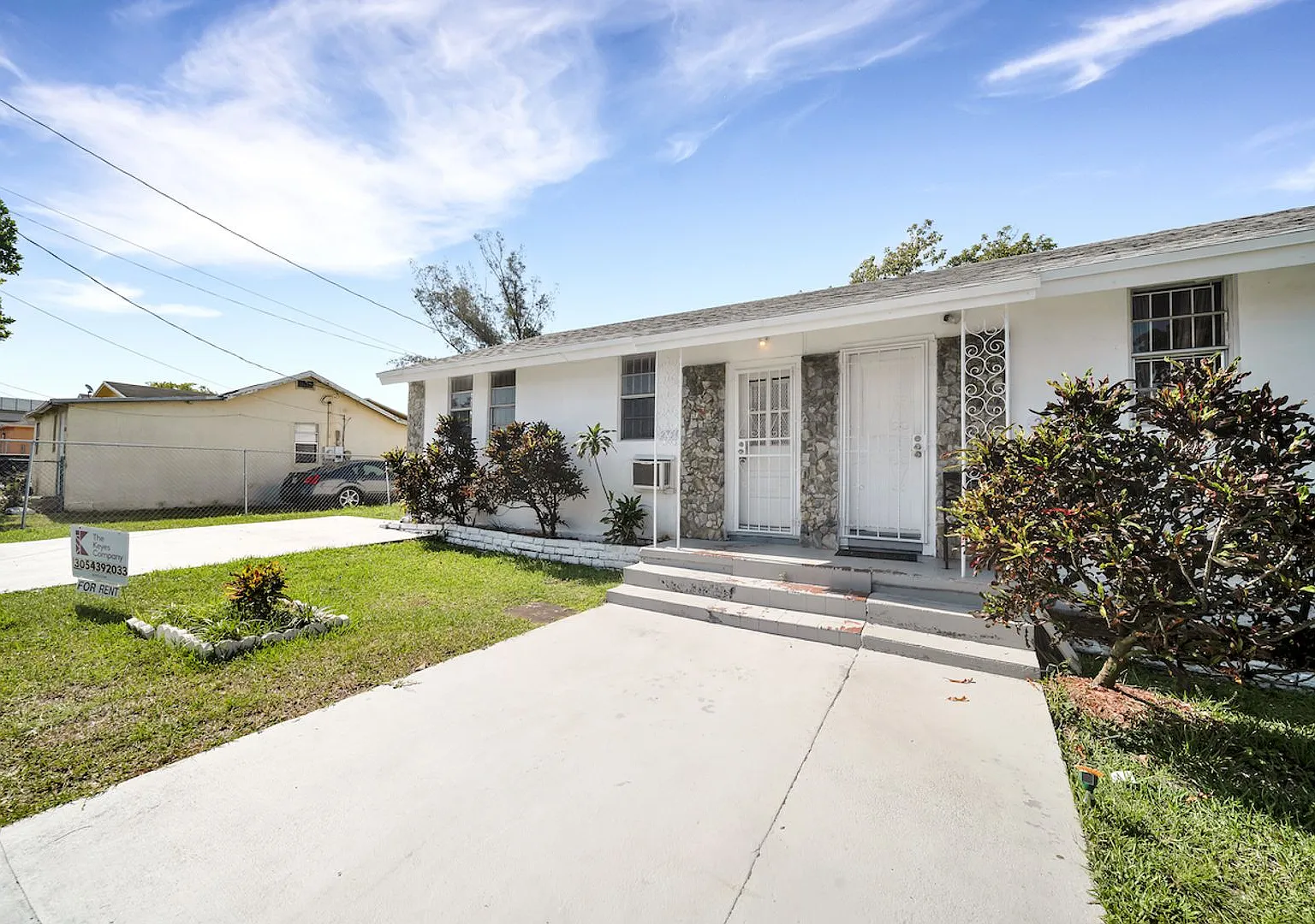Spacious two bedroom and one bath in a gated duplex! — Photo 1