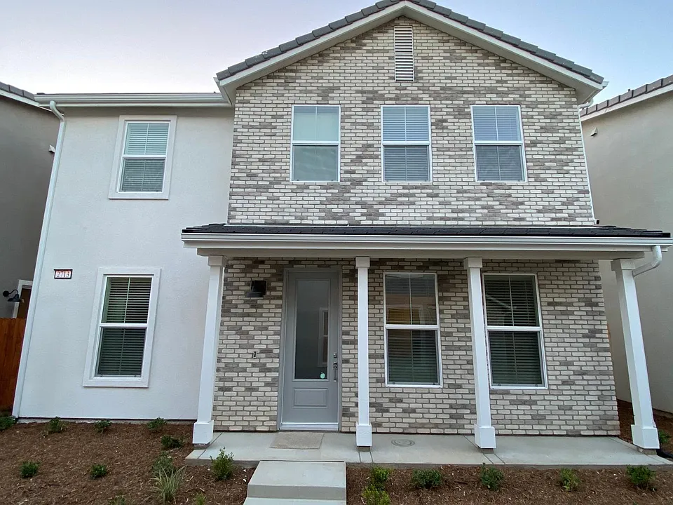 2713 E Teaberry Dr
