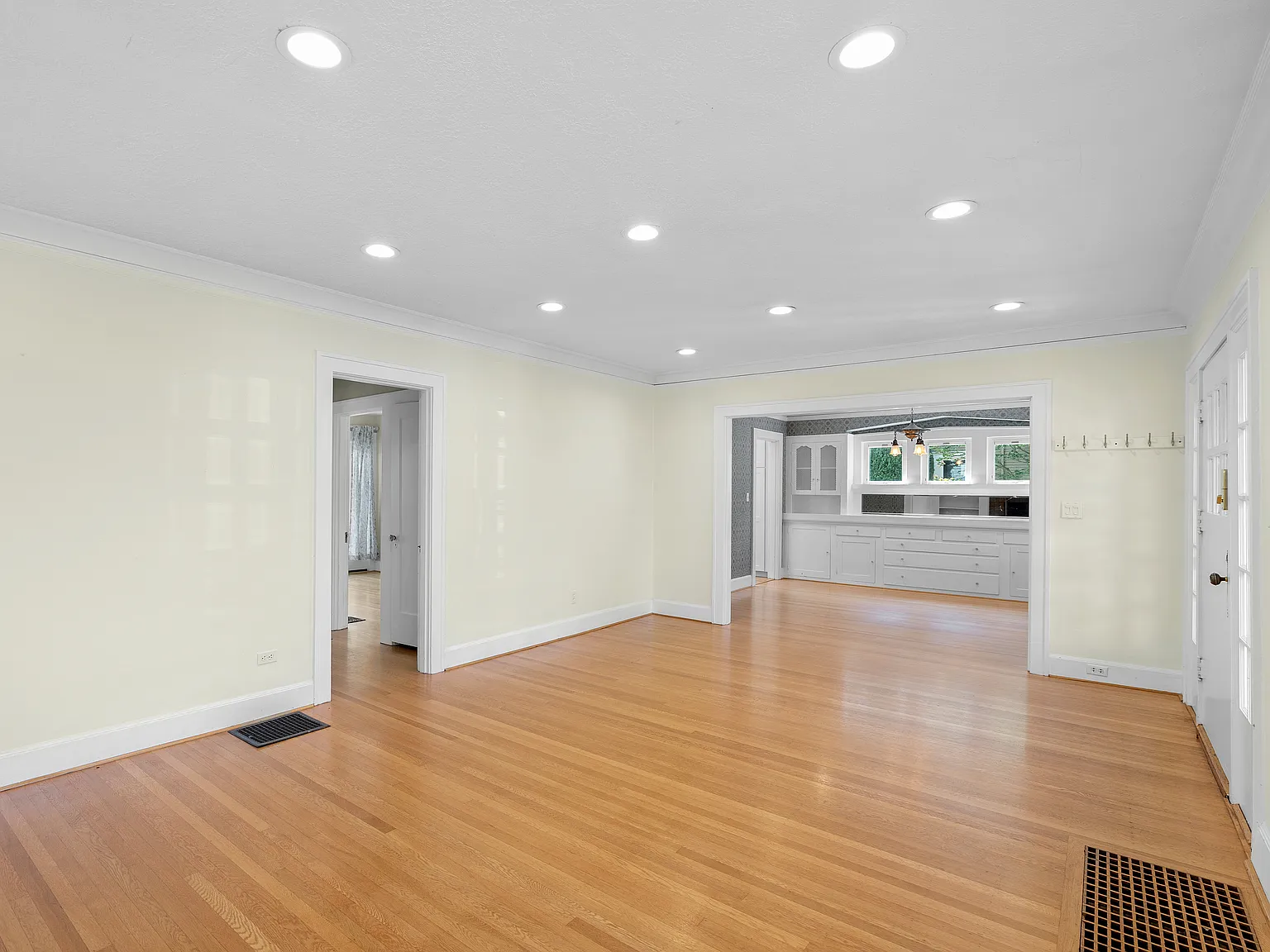 5 bed, 2910 sqft, $3,995 — Photo 4