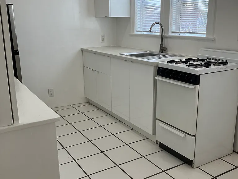 2035 1/4 N Vista Del Mar Ave — Photo 12