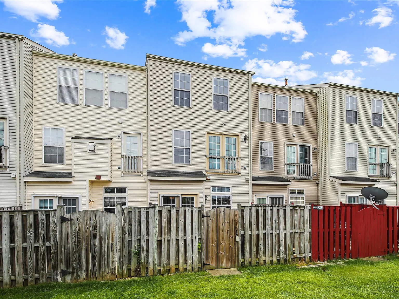 3 bed, 3.5 bath, 1120 sqft, $3,100 — Photo 2