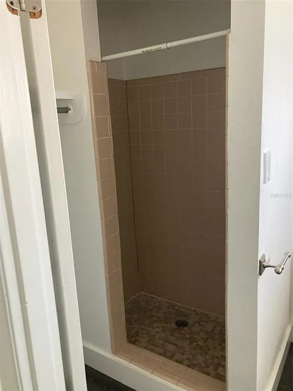 1 bed, 1.0 bath, 295 sqft, $950 — Photo 2