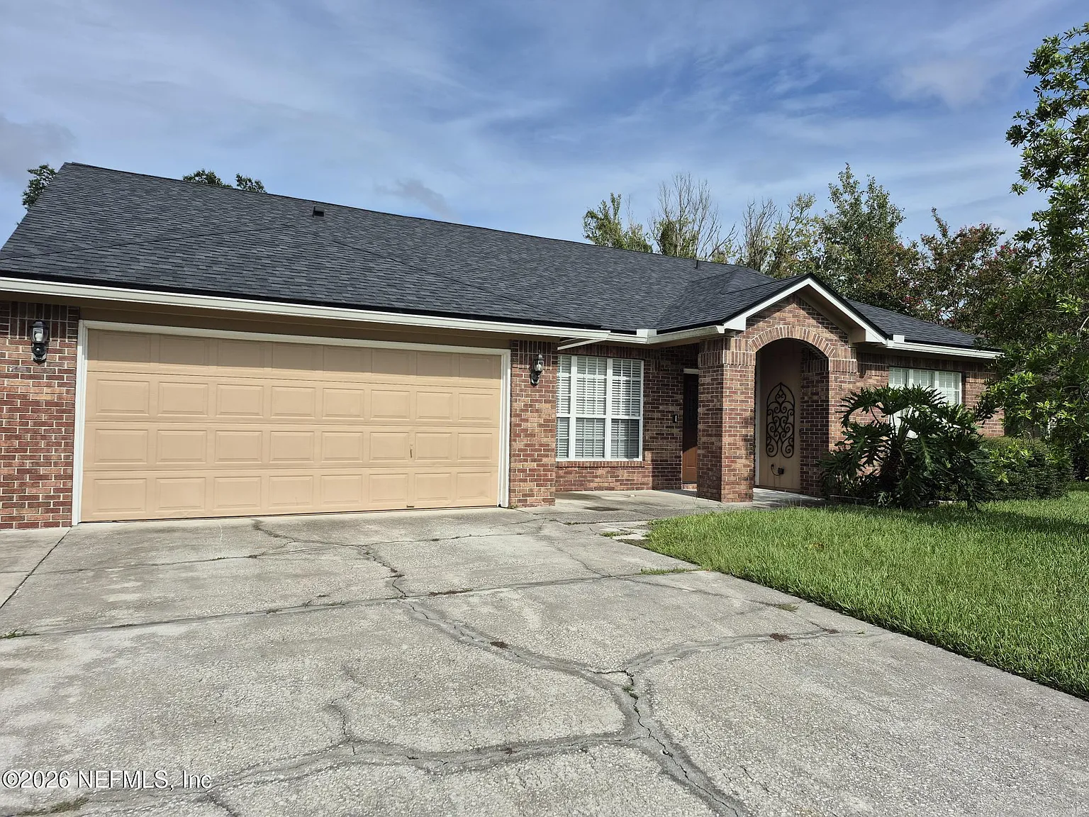 3 bed, 2.0 bath, 2049 sqft, $2,495 — Photo 2