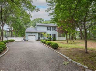 10 Pleasant View Rd, Ridge, NY 11961