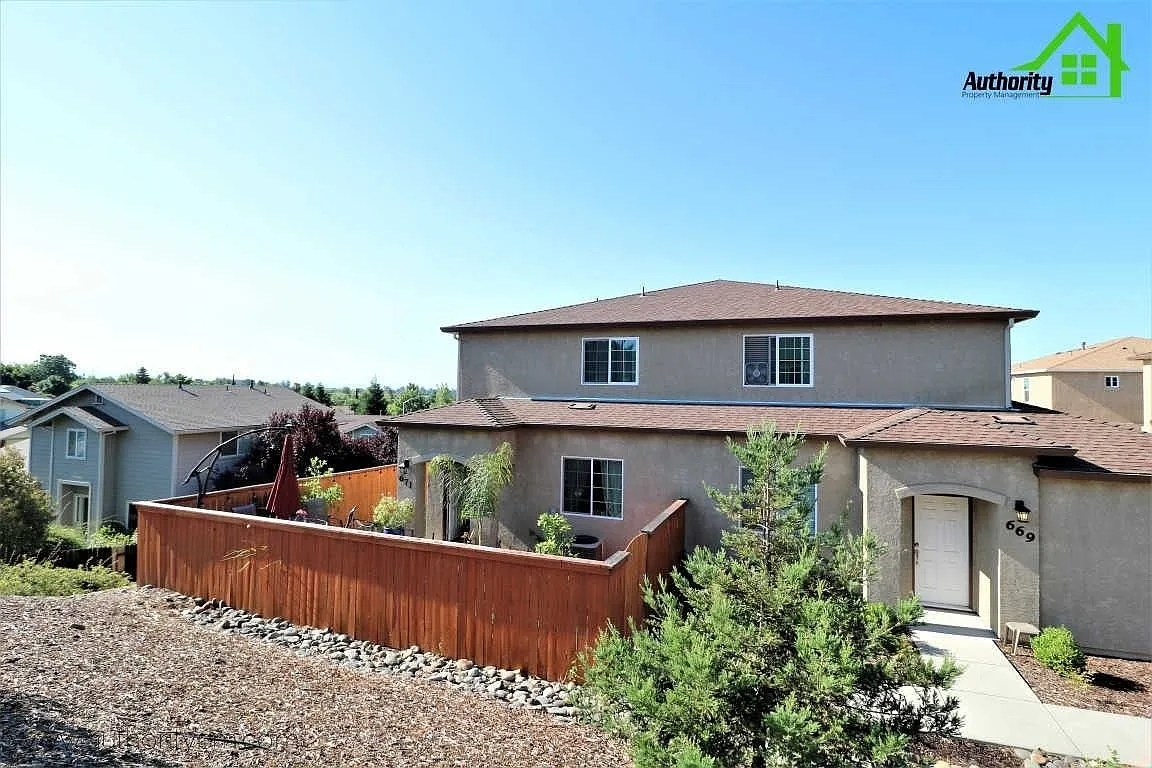 4 bed, 2.5 bath, 1662 sqft, $2,095 — Photo 1