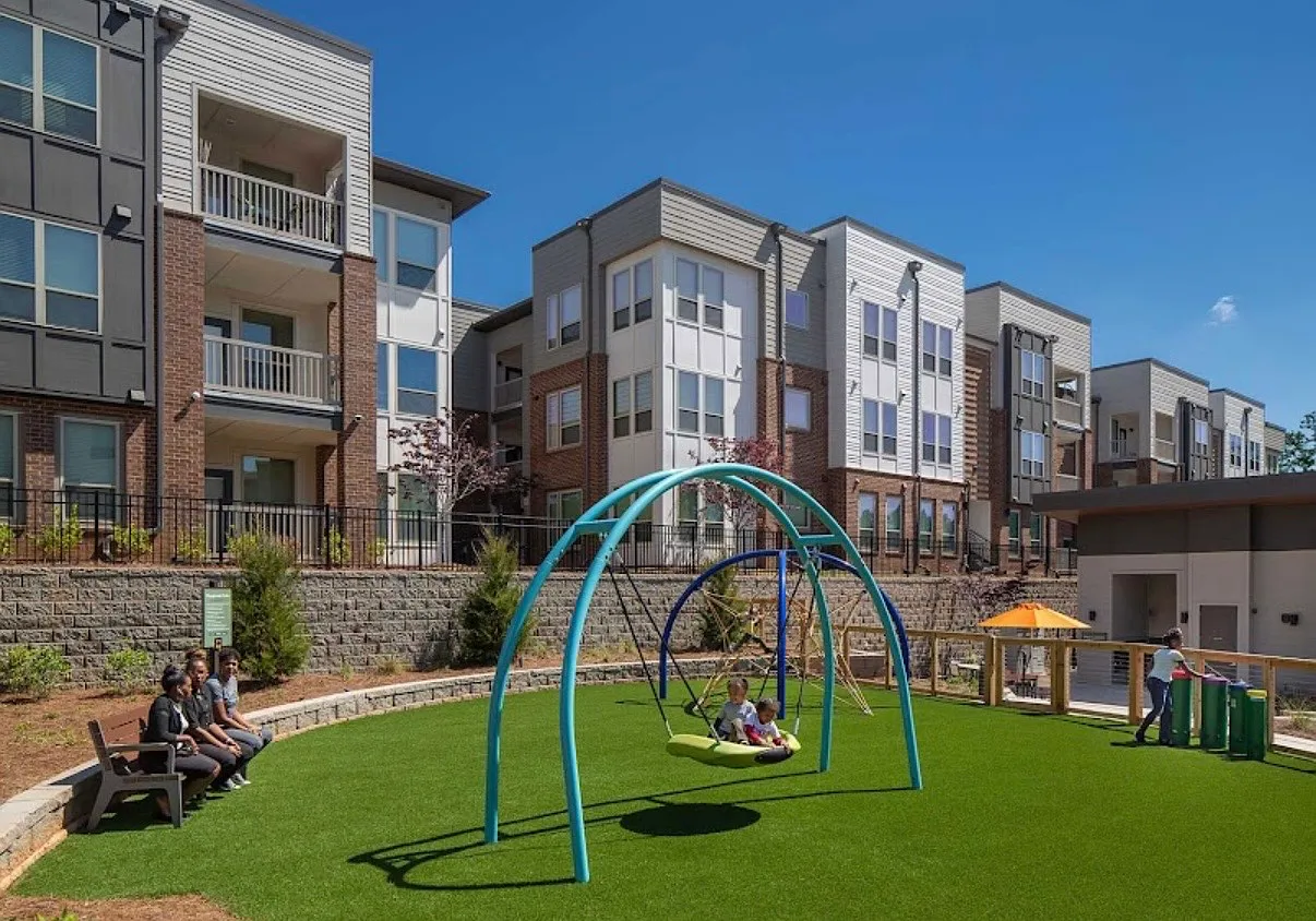 3 bed, 1400 sqft, $588 — Photo 2