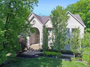 6087 Oak Trl, West Bloomfield, MI 48322