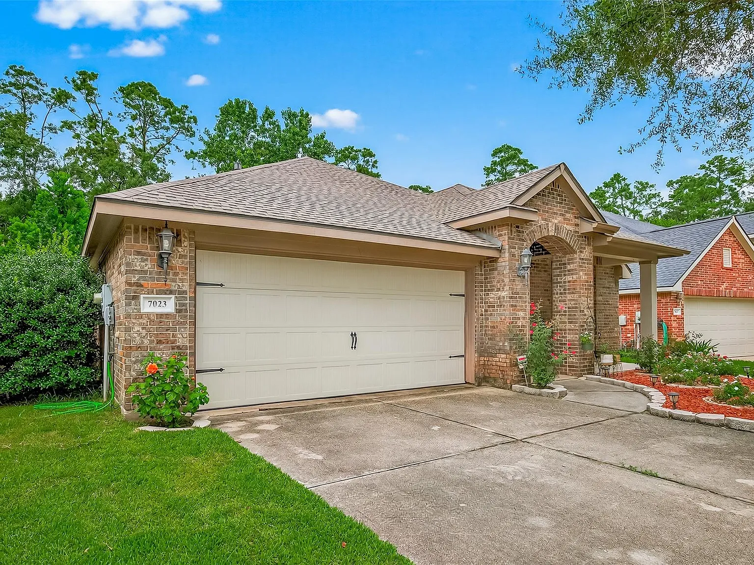 3 bed, 2.0 bath, 1872 sqft, $2,300 — Photo 2