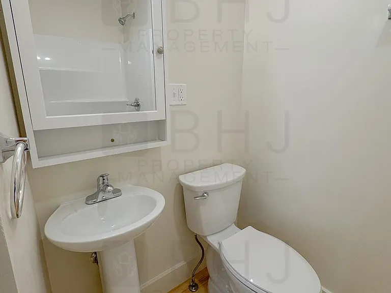 219 E Burkitt St — Photo 5