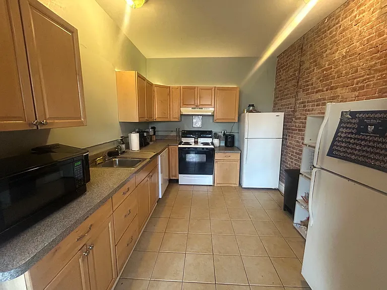 142 Court St #B — Photo 3