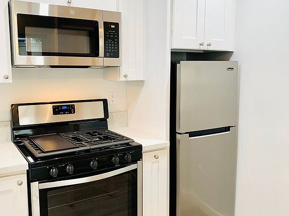 4th image of 3311 Riviera Dr #B