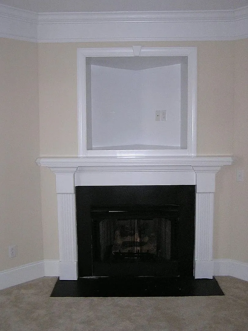 Room in 2 Bedroom Home at Windermere Dr — Photo 4
