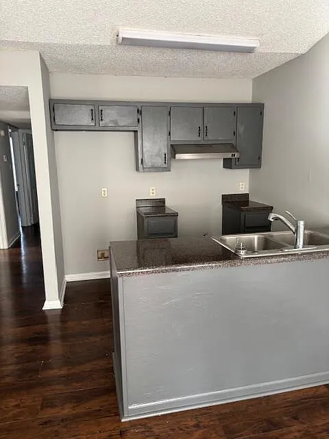 3 bed, 1.0 bath, 927 sqft, $900 — Photo 3