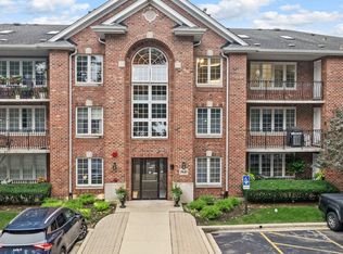 5645 S Cass Ave APT 301, Westmont, IL 60559