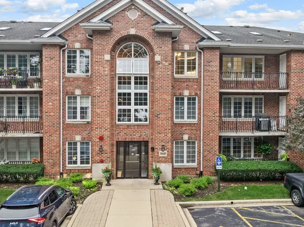 5645 S Cass Ave APT 301, Westmont, IL 60559
